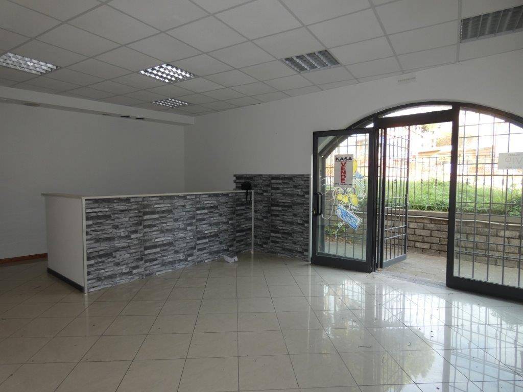 Locale commerciale via san bonaventura 70, sacrario - piazza della rocca, viterbo