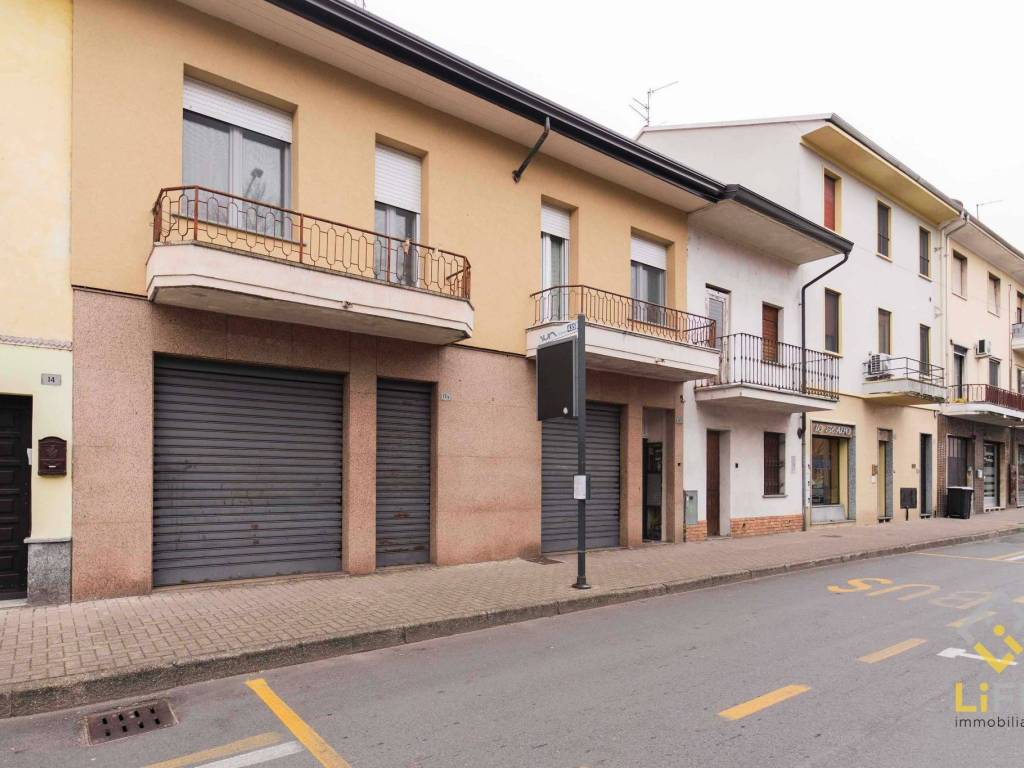 Locale commerciale viale leonardo da vinci 12a, galliate