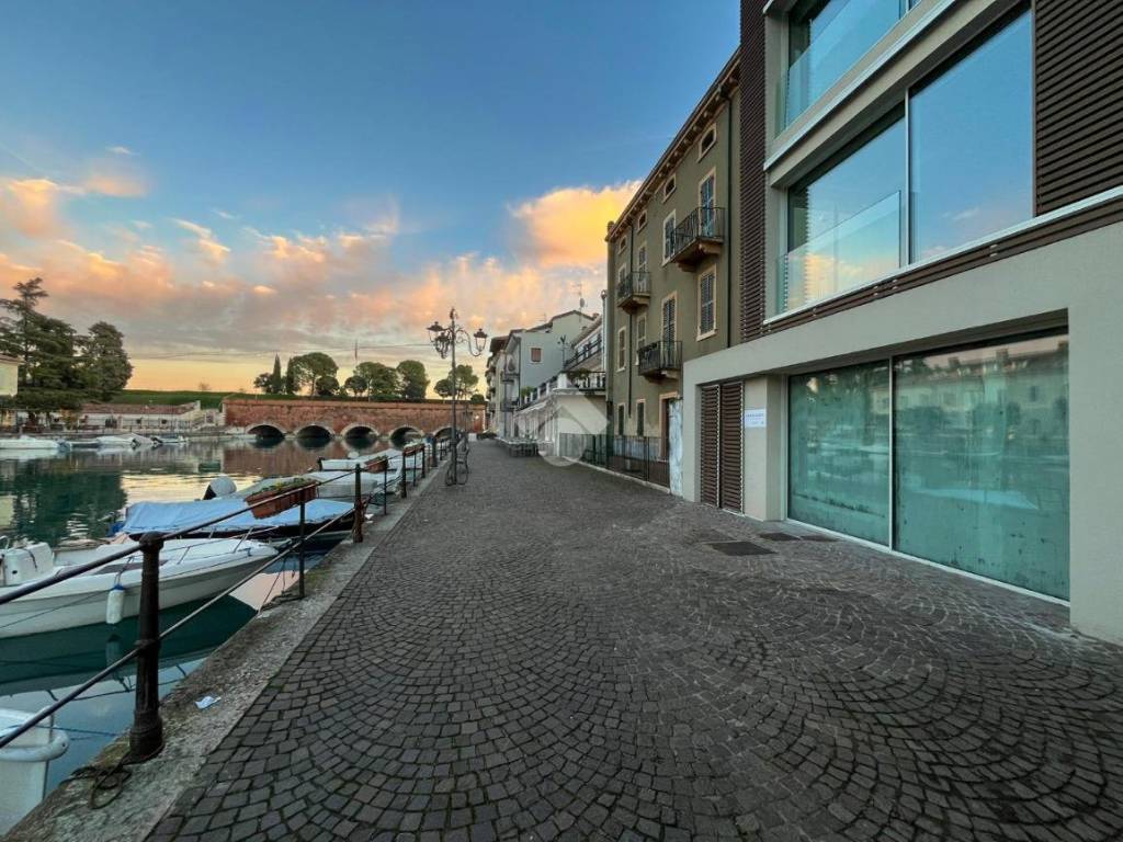 Locale commerciale via cordigero 1, centro, peschiera del garda