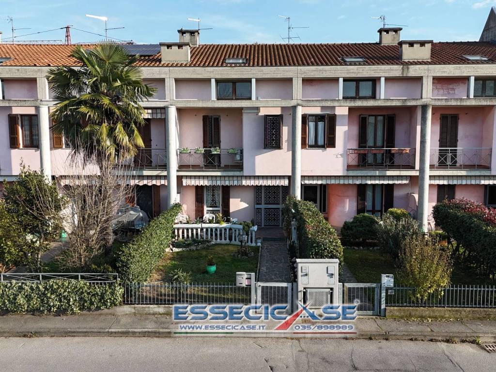 Villa a schiera via ferruccio parri 32, centro, cologno al serio