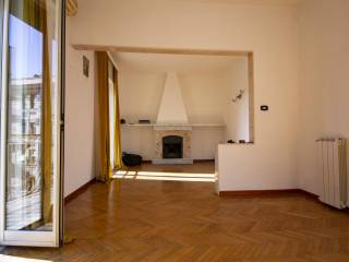 2-room flat via Francesco Crispi, Piazza Amedeo - Parco Margherita, Naples