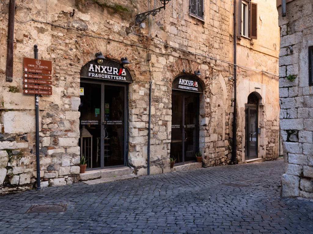 Attività commerciale corso anita garibaldi, centro storico, terracina