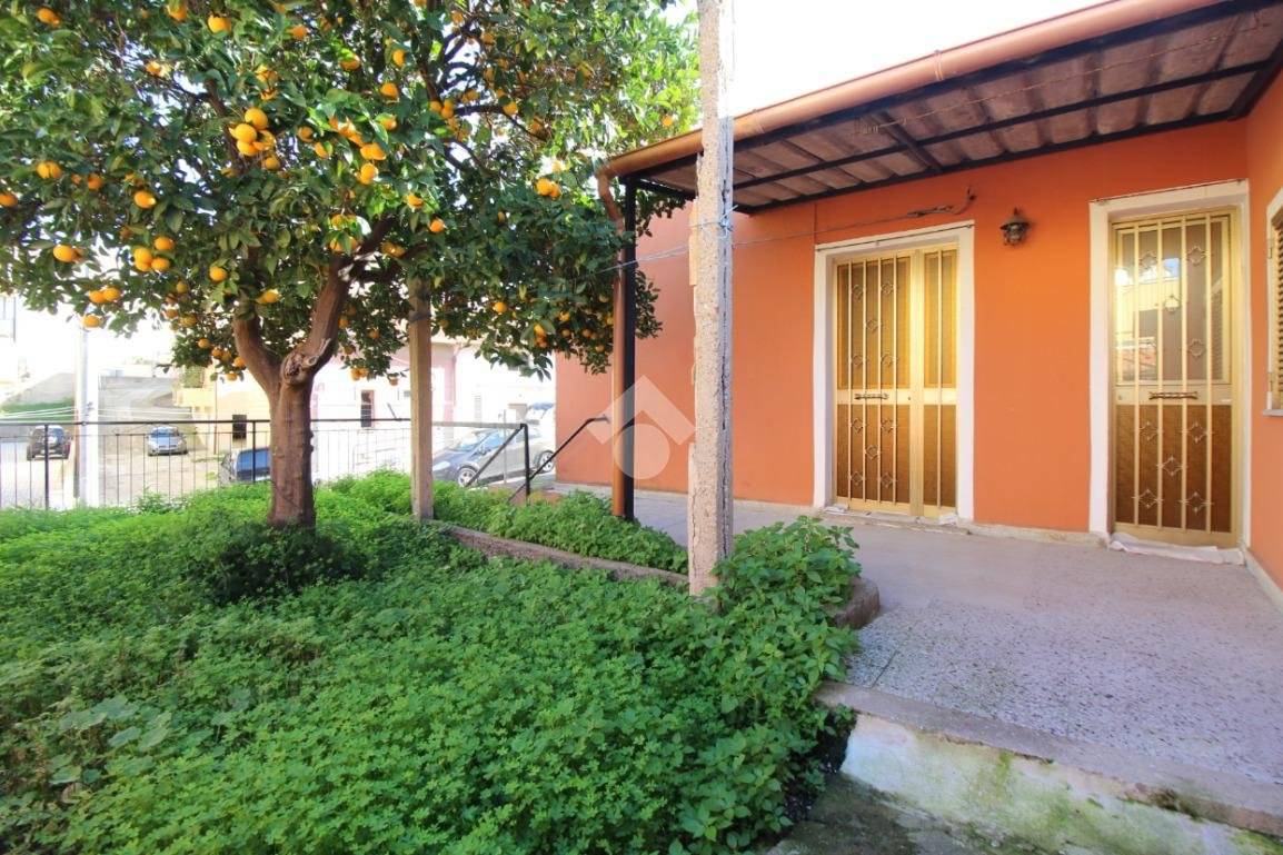 Polosamostatný dům se zahradou v centru Villa San Giovanni