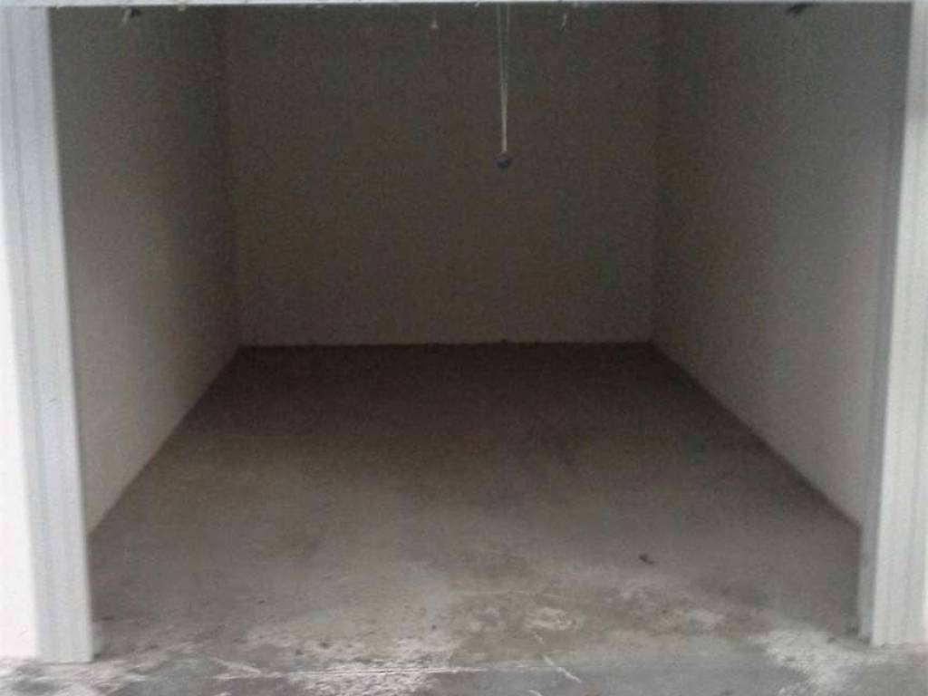 Garage - box viale moreali , 1000, sant'agnese - università, modena