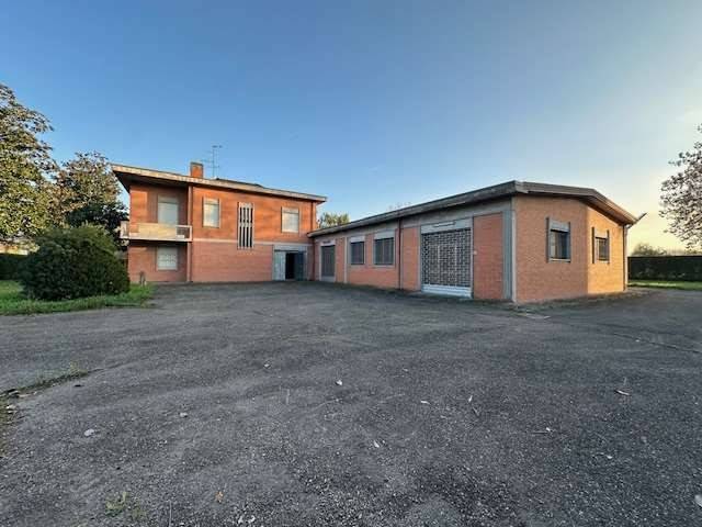 Capannone, centro, mirandola