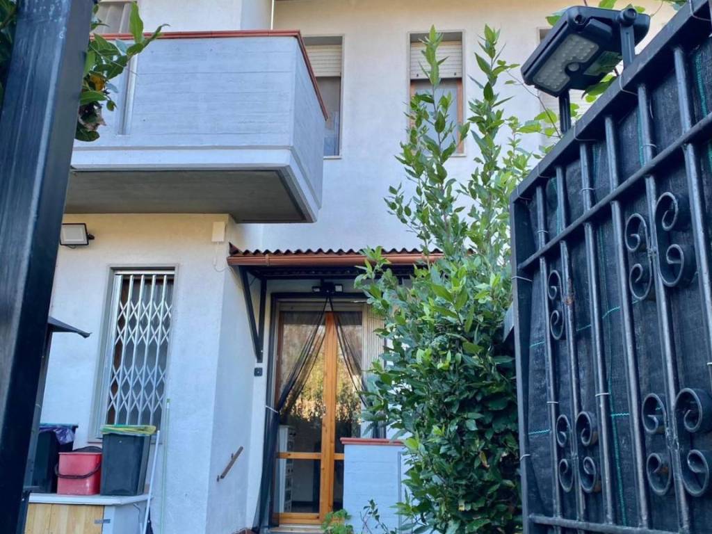 Villa a schiera via pandolfino,  54100, marina di massa centro, massa