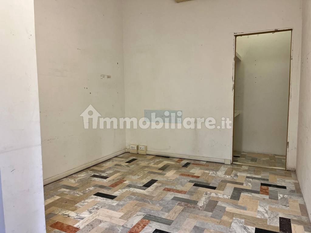 Locale Commerciale Via Lubriano Roma Rif Immobiliare It