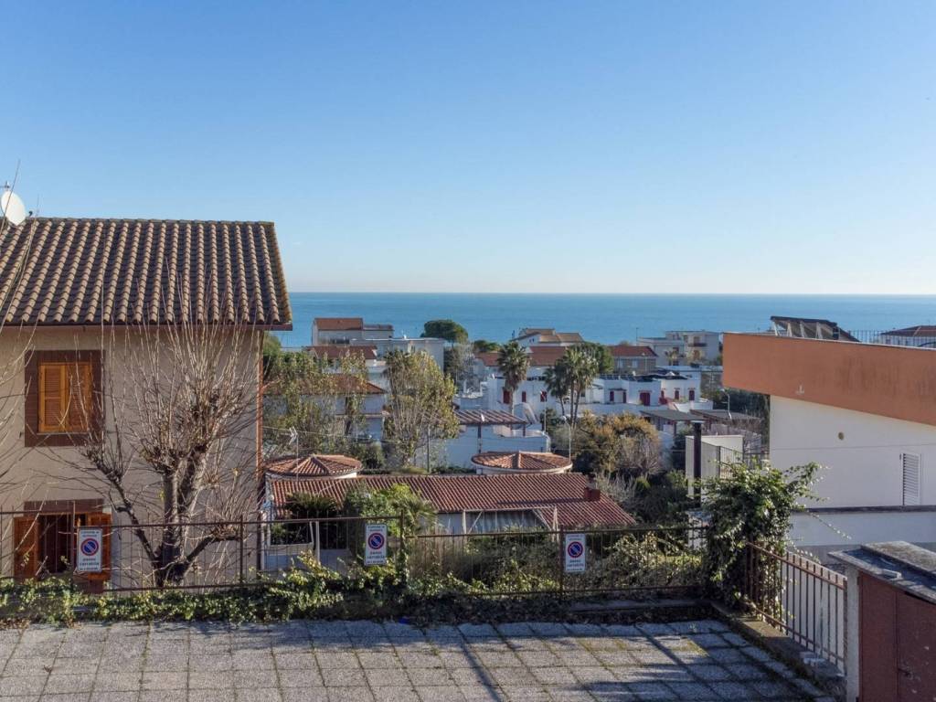 Vendita Appartamento Numana. Quadrilocale in via Ischia 22. Buono stato,  piano terra, posto auto, con balcone, riscaldamento autonomo, rif. 117129771