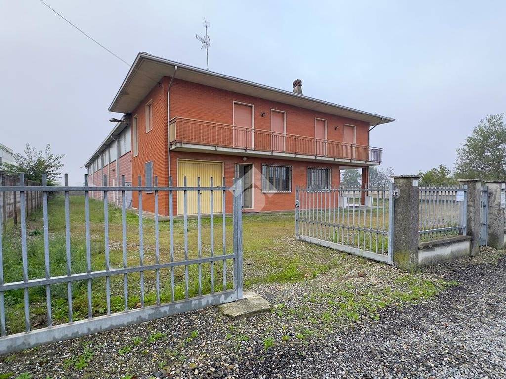Capannone via stramesi, sale