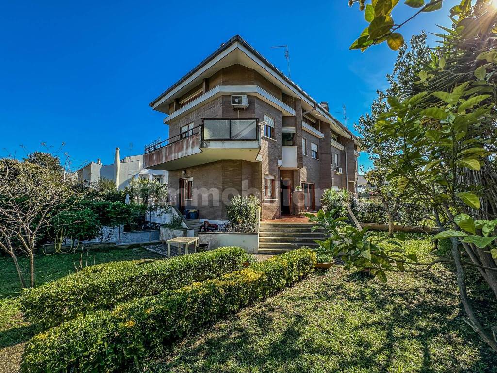 Villa plurifamiliare via Tespi, Axa, Roma