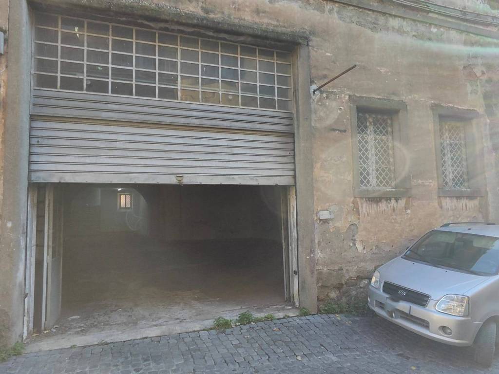 Locale commerciale via dei chiodaroli, sacrario - piazza della rocca, viterbo