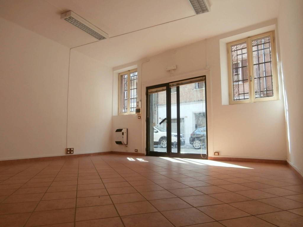 Locale commerciale via ripagrande, san paolo, ferrara