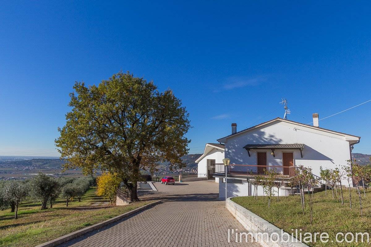 Rustico - Casale in vendita a Verona