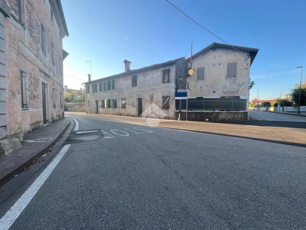 Two-family villa via dei Carrozzieri 1, Centro, Spresiano