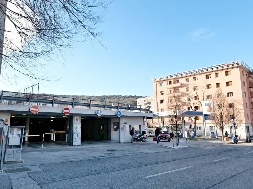 Posto auto - moto viale raffaello sanzio 33, san giovanni, trieste