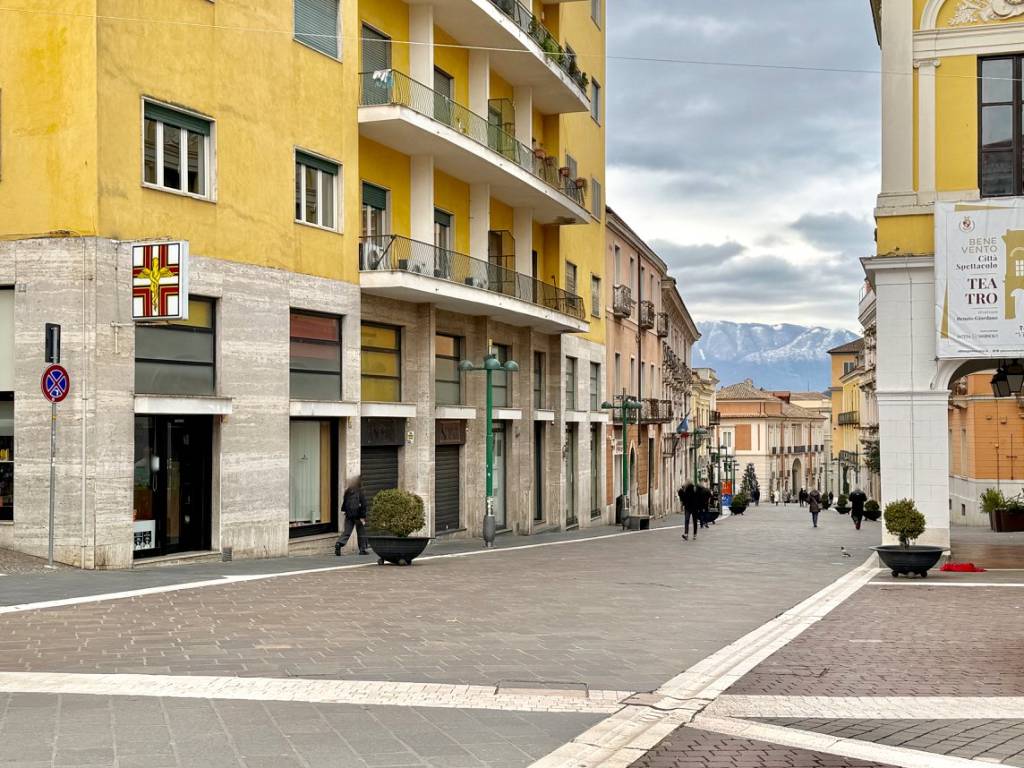 Locale commerciale corso giuseppe garibaldi, centro storico, benevento