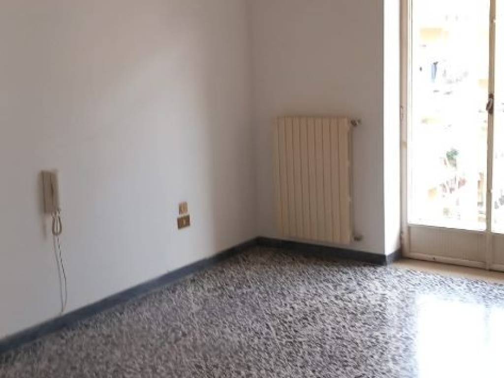 Stanza singola via roberto santamaria, salerno