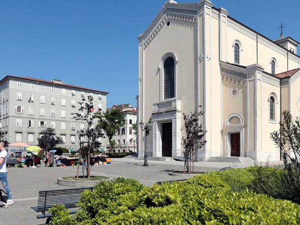 Posto auto - moto via dei giuliani 39, san giacomo, trieste