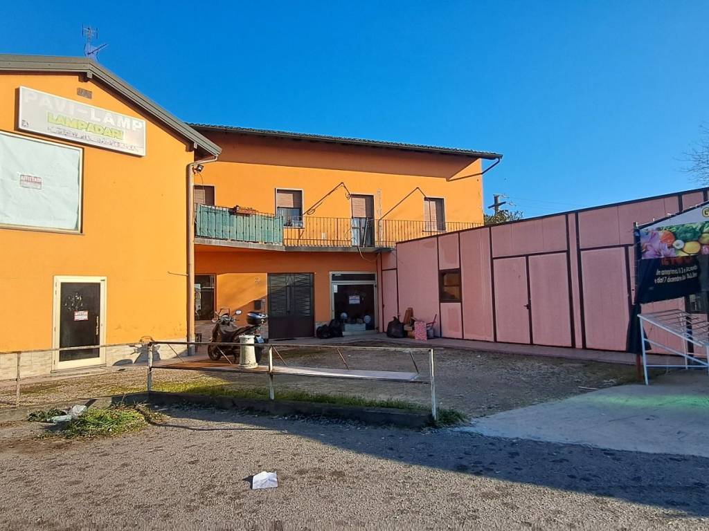 Locale commerciale via filippo turati 26, tre re mezzana corti, cava manara
