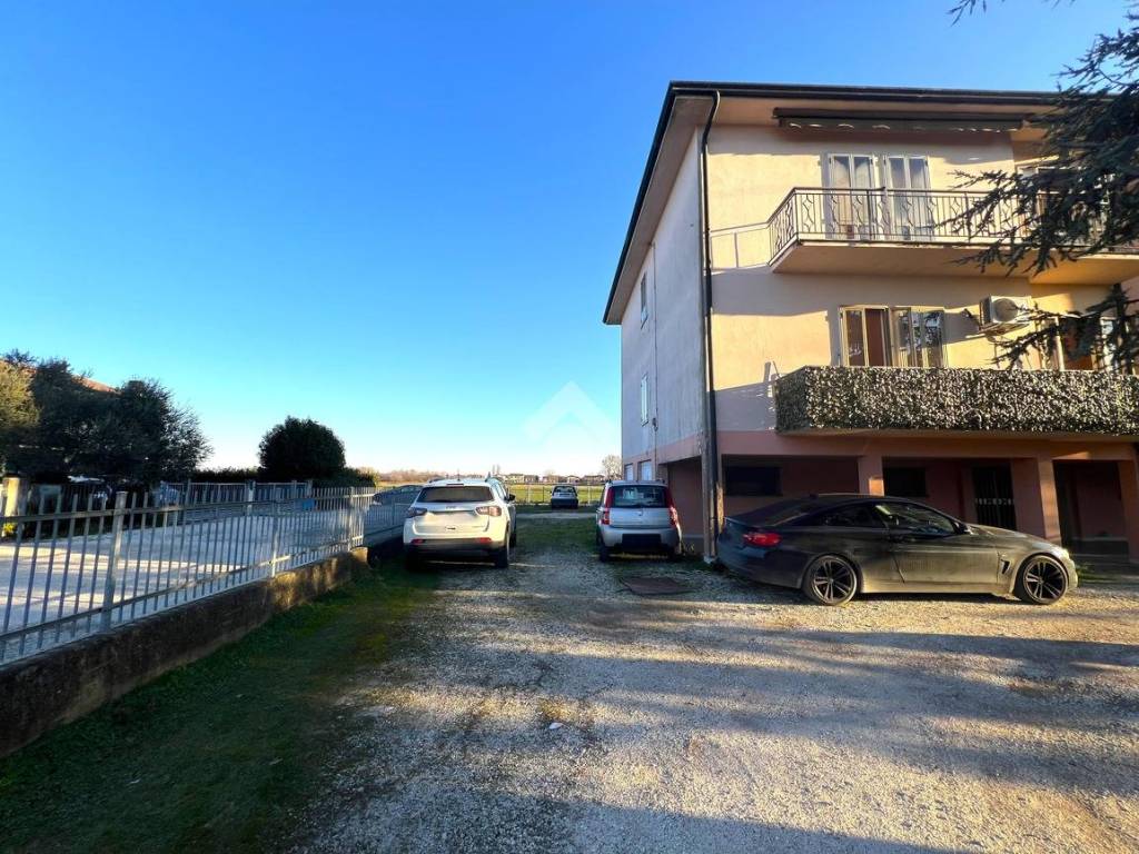 Vendita Appartamento Poggio Rusco. Trilocale in via dante alighieri 38.  Buono stato, secondo piano, posto auto, con terrazza, riscaldamento  autonomo, rif. 117816355