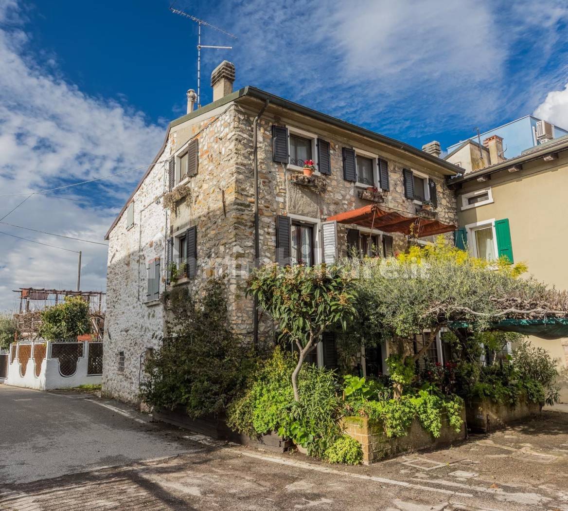 Villa in vendita a Peschiera del Garda
