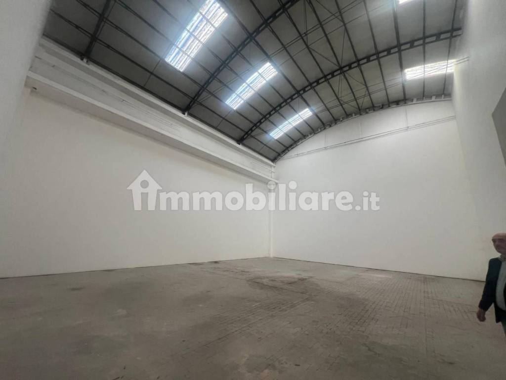 Capannone via ferrante imparato, zona industriale - marina, napoli