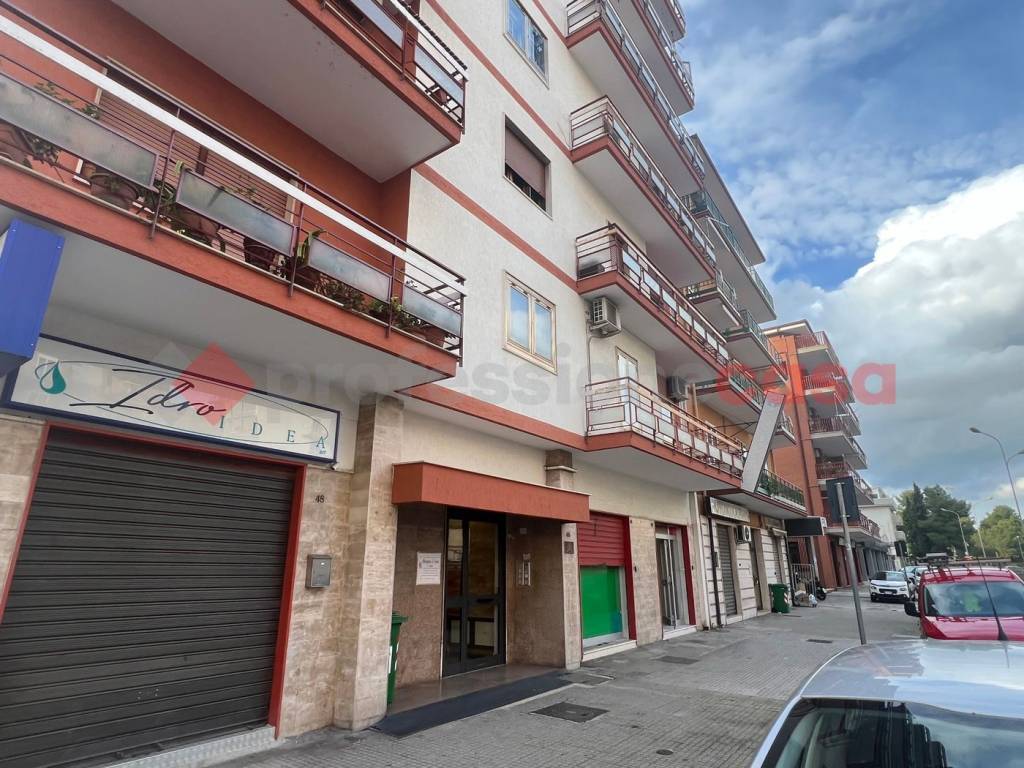 Locale commerciale viale magna grecia, 42, tre carrare, taranto