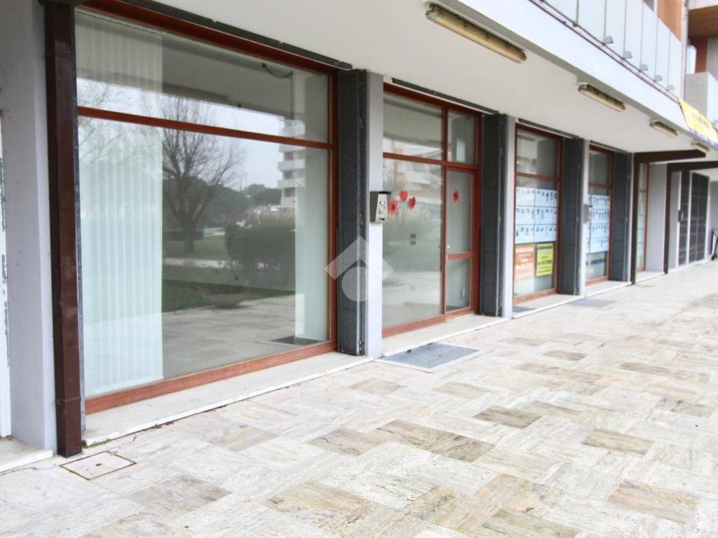 Locale commerciale via lignano sud, bevazzana, latisana