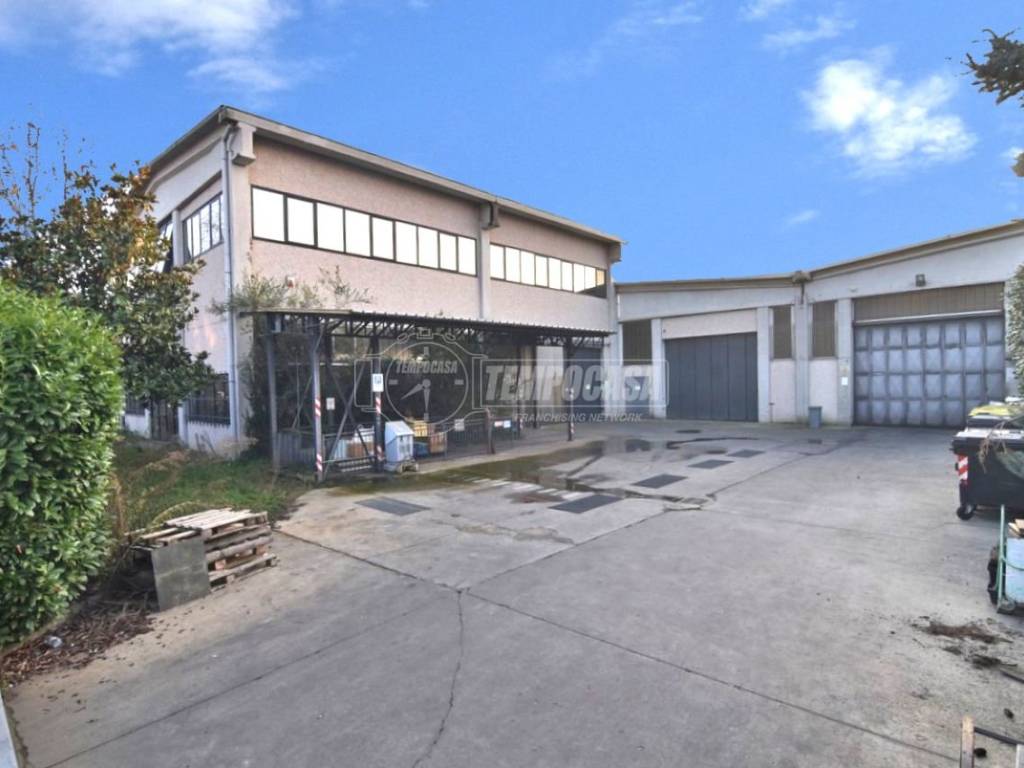Capannone via einaudi 16, brandizzo