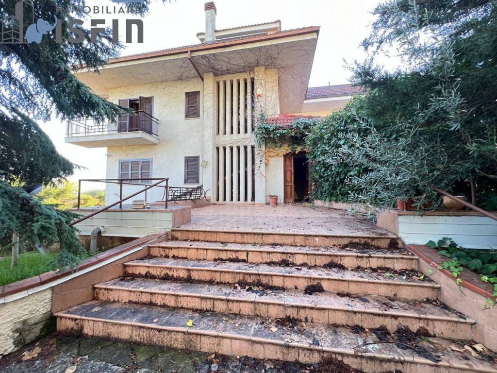 Sale Two-family villa in via Lombardia 24 Rende. Parking space, with  terrace, independent heating, 390 m², ref. 118234371