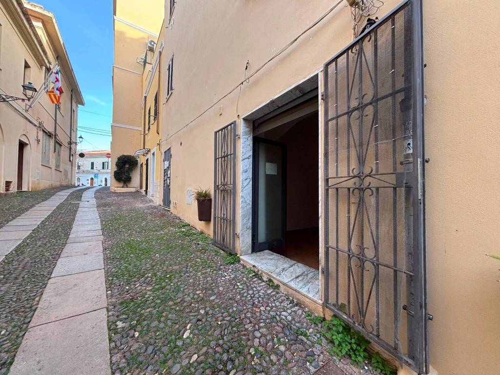 Locale commerciale con laboratorio via columbano 31, centro storico, alghero