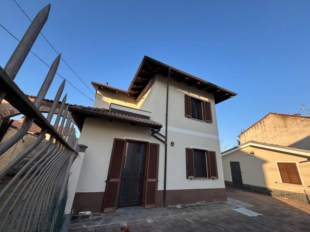 Villa unifamiliare via angelo burocco 14, pertengo