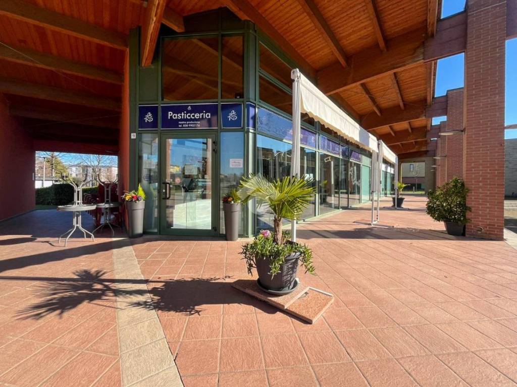 Attività commerciale piazza vittoria francoli 9, rivoltella, desenzano del garda