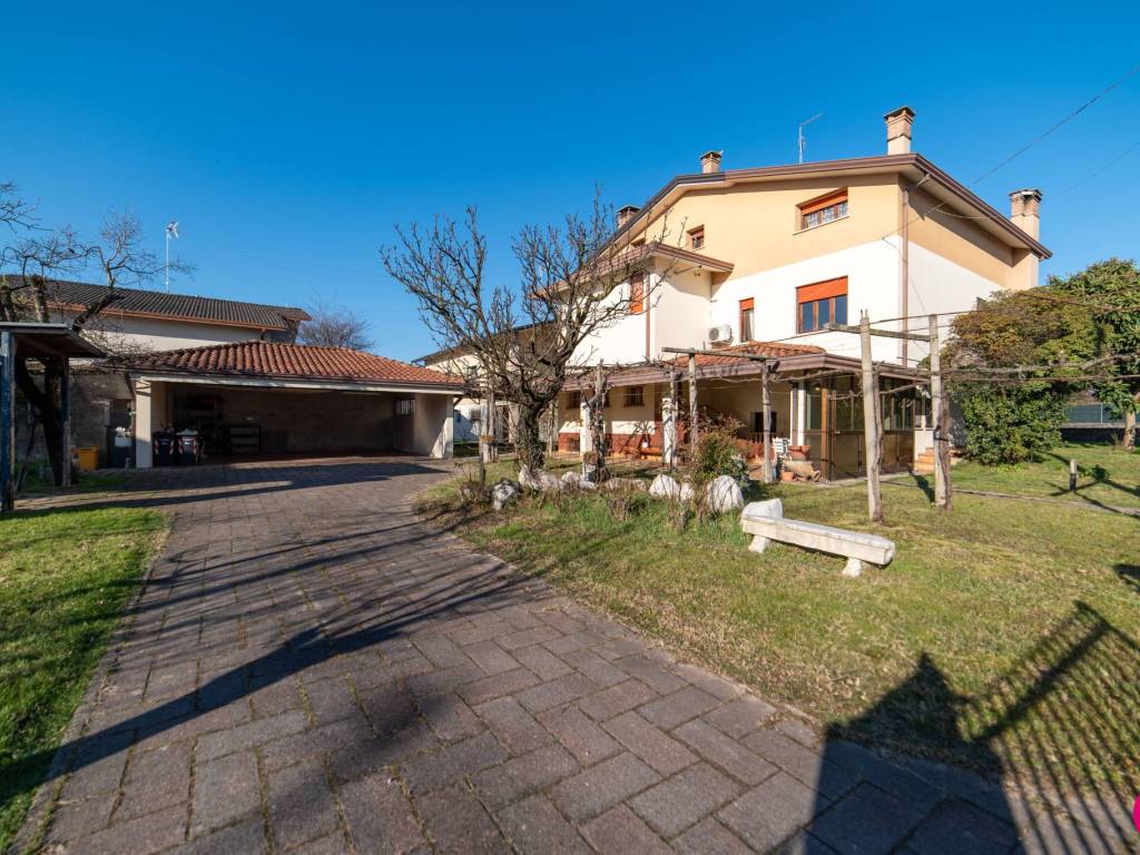 Villa bifamiliare via meduna, centro, cordenons
