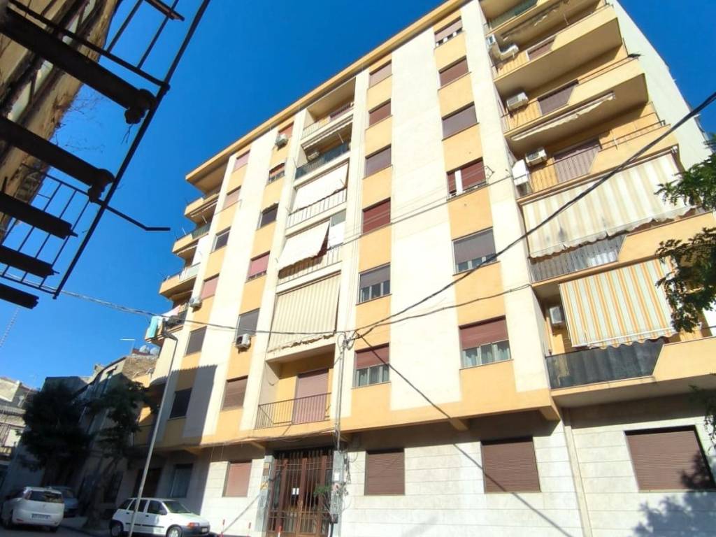 Stanza singola viale amedeo 22, caltanissetta