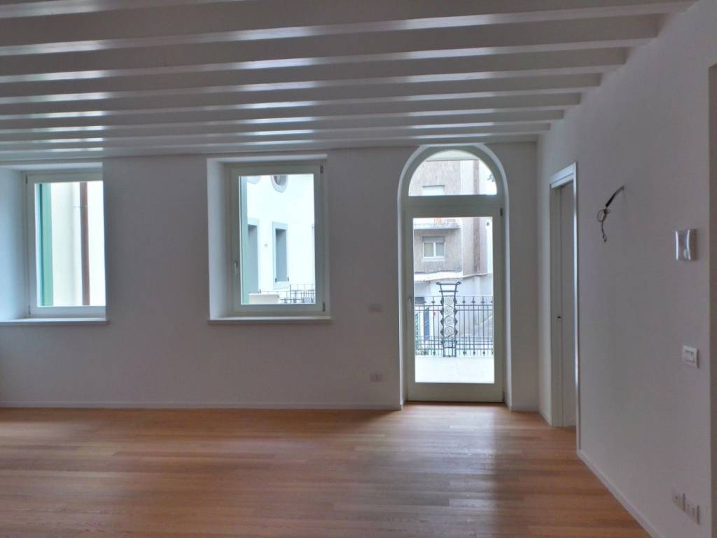 Appartamento piazza giacomo matteotti, centro storico, udine