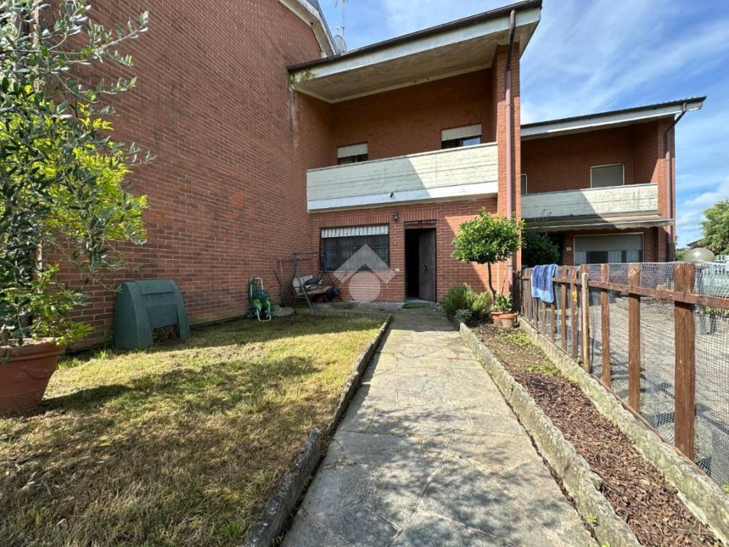 Villa a schiera via grazia deledda 33, centro, santhià