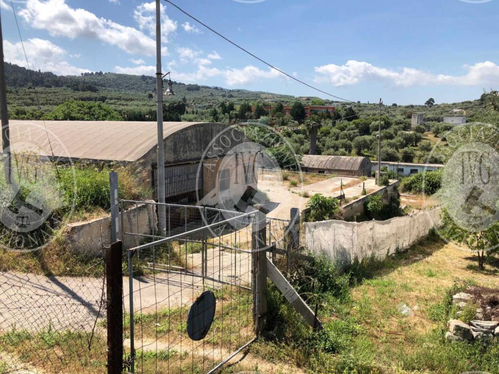 Capannone all'asta localita' santa barbara, rodi garganico