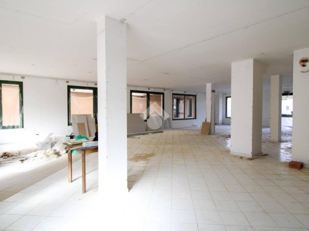 Locale commerciale via cavalieri di vittorio veneto 8, stezzano