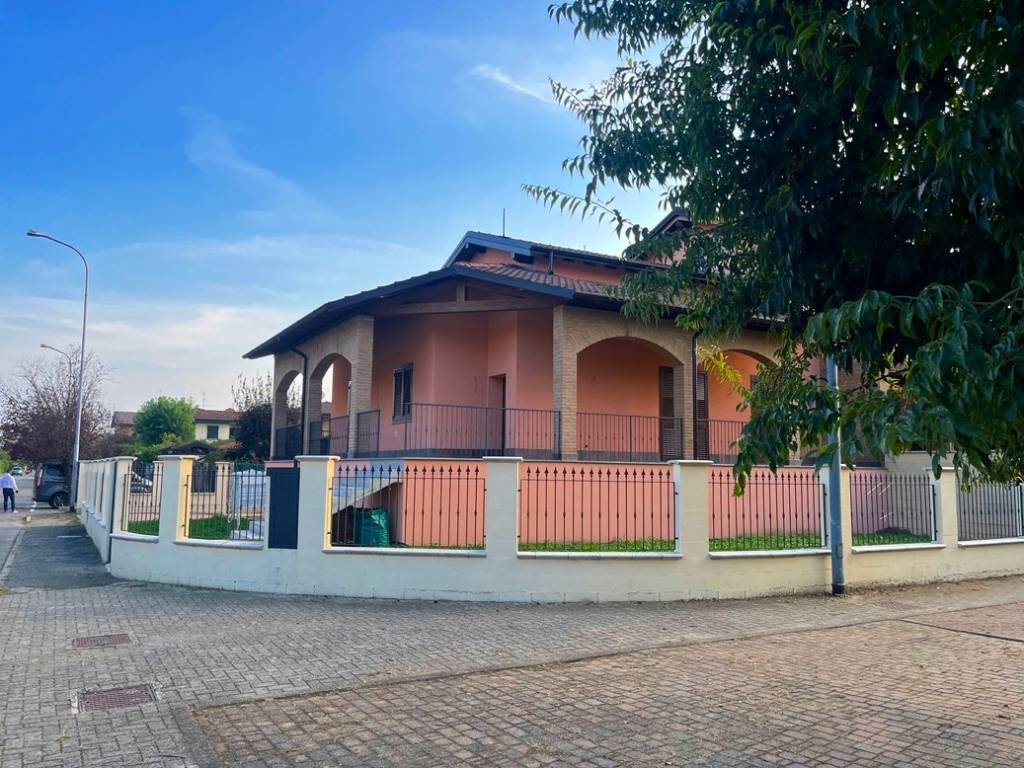 Villa bifamiliare via giuseppe mazzini 22, torre del mangano, certosa di pavia
