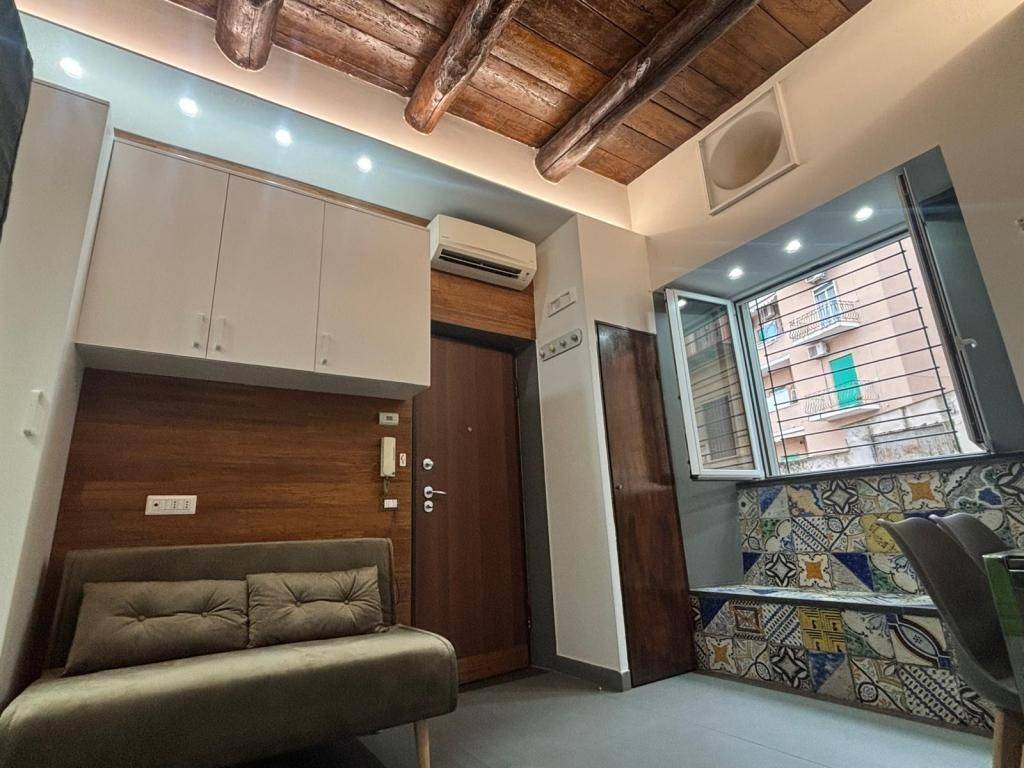 Bilocale calata san francesco 36, vomero, napoli