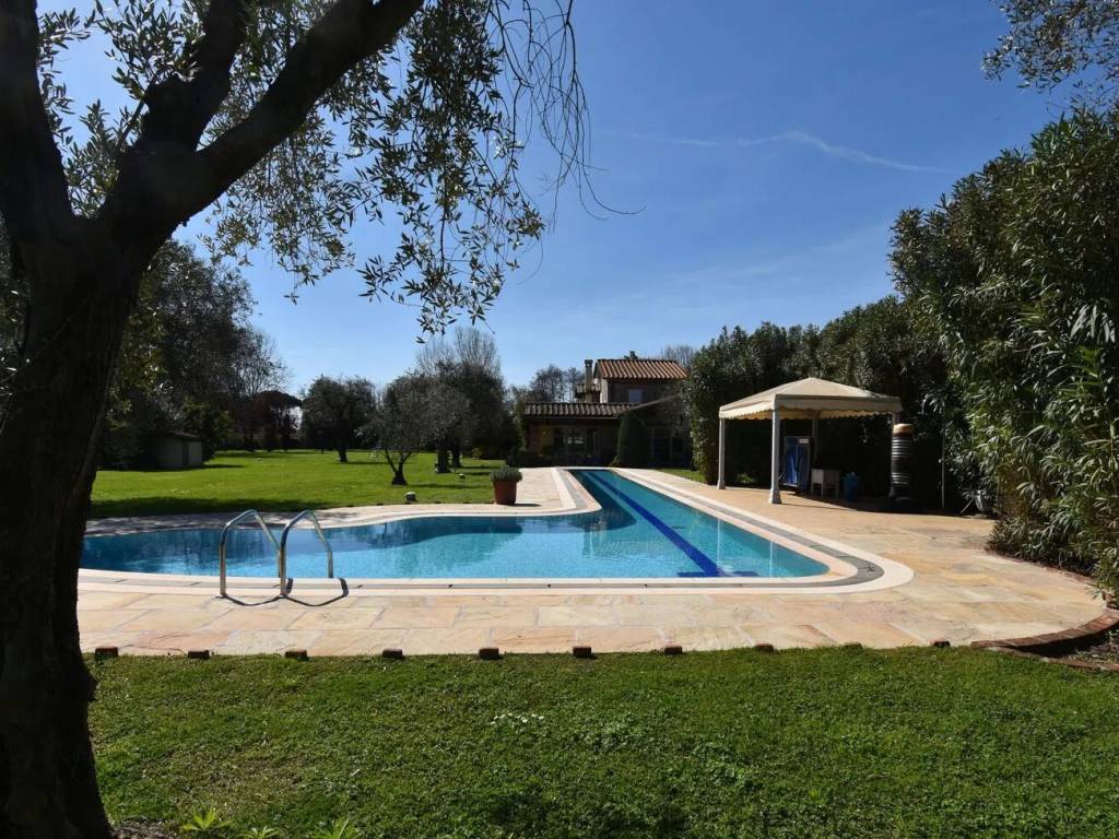 Villa unifamiliare via crociale, pietrasanta