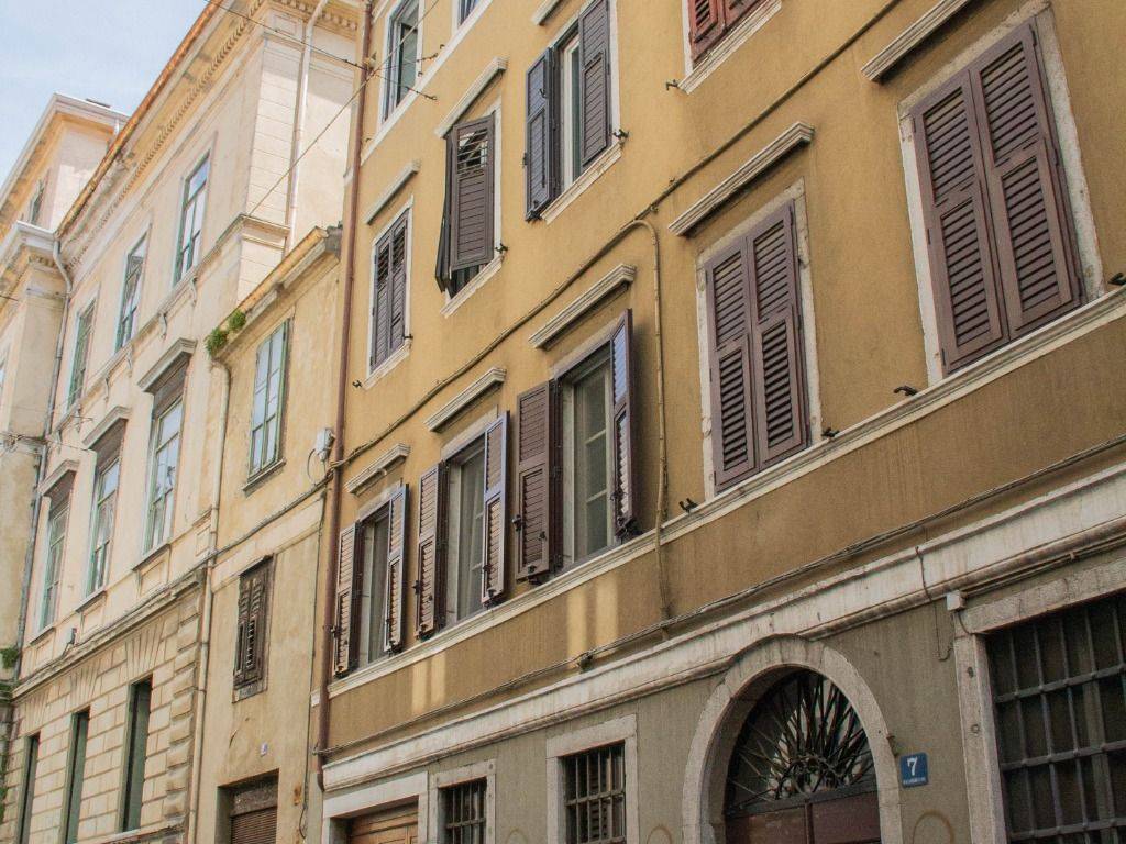Trilocale via della madonna del mare 7, città vecchia, trieste