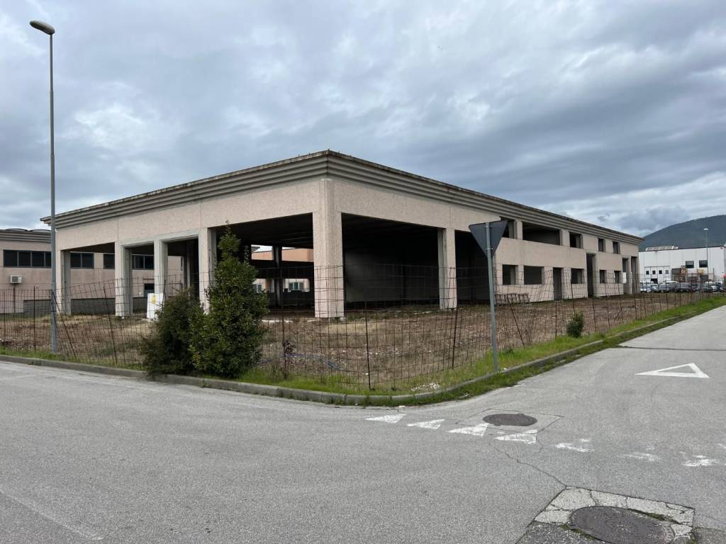 Capannone viale europa,  121, semicentro, cascina