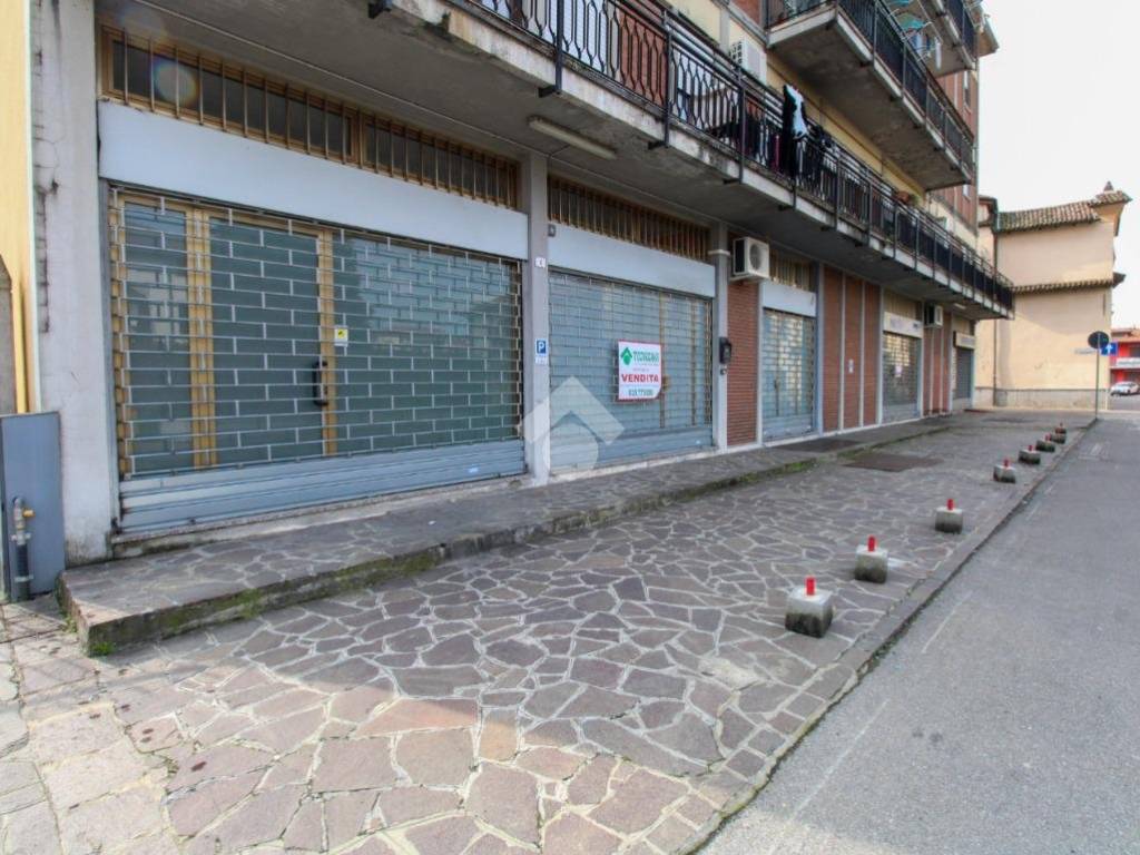 Locale commerciale via patrioti, madone