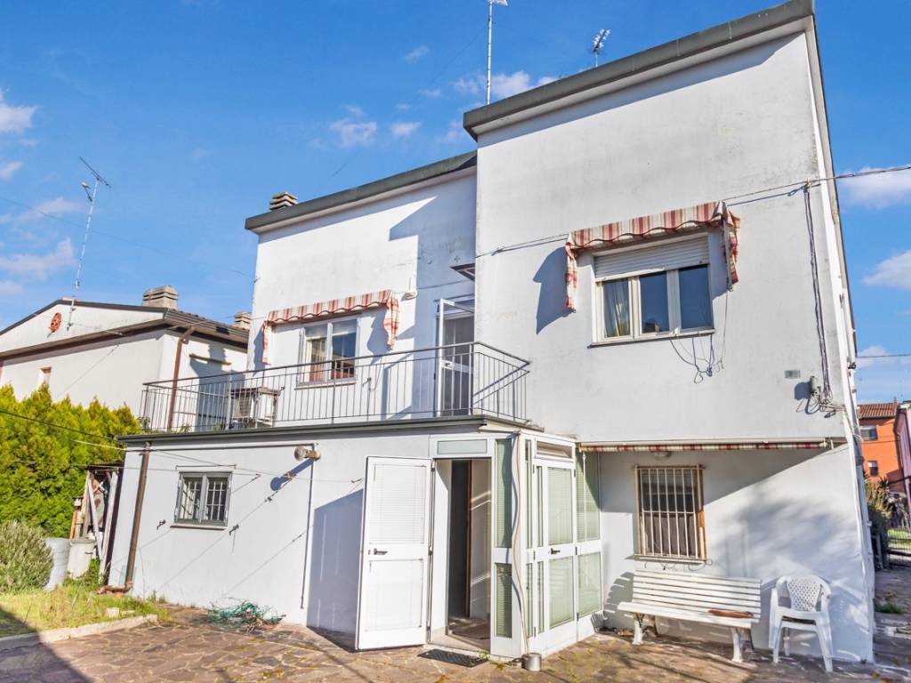 Villa a schiera 3 locali, da ristrutturare, lugo