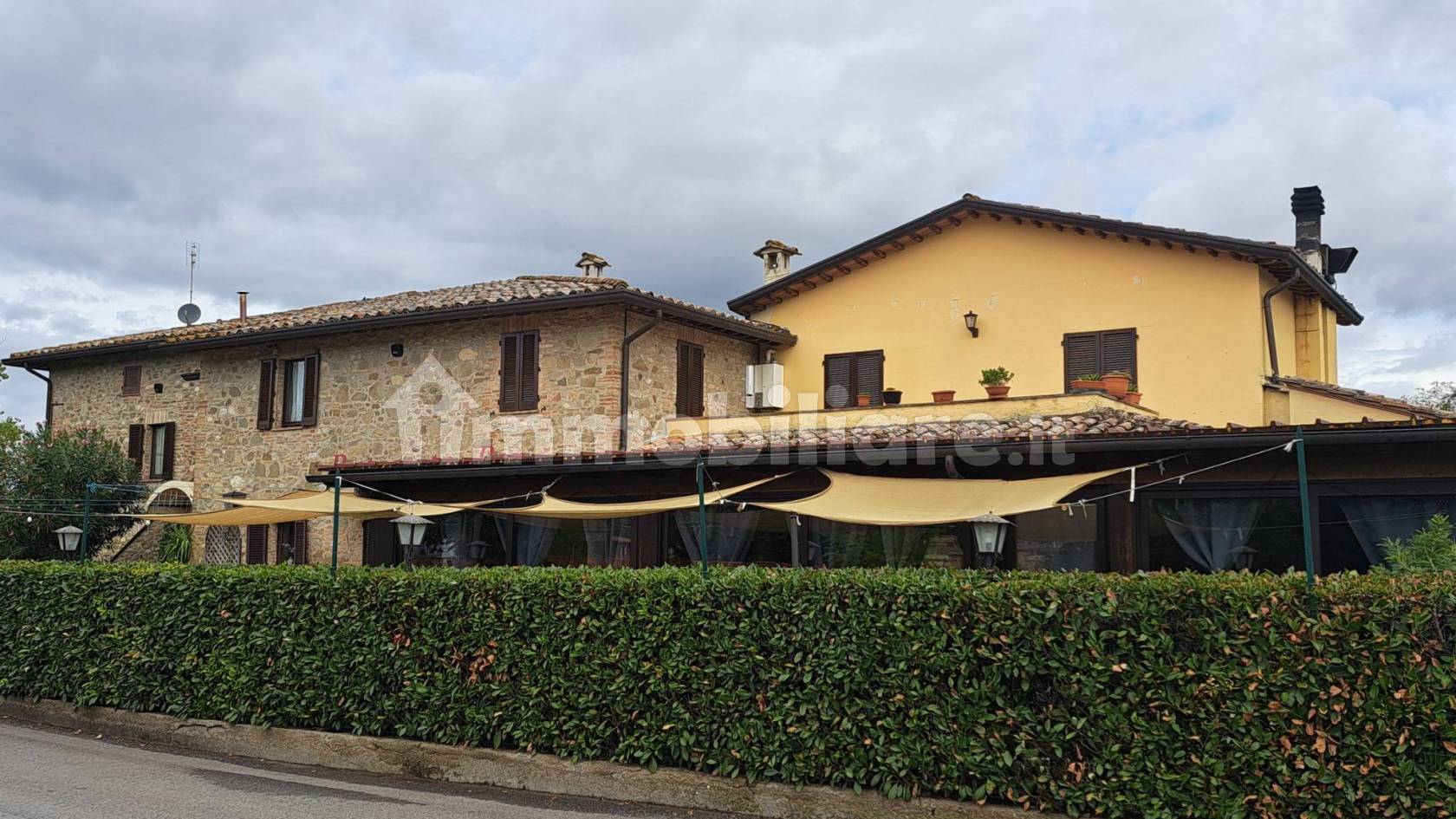 Zrekonstruované venkovské sídlo s terasou a zahradou v Ponte Pattoli, Perugia