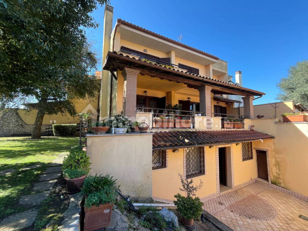 Villa plurifamiliare via San Candido, Infernetto, Roma