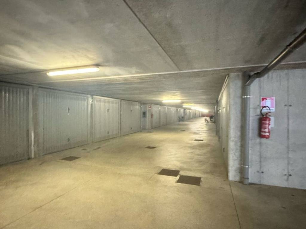 Garage - box via silvio spaventa 12, pezzotti - meda, milano