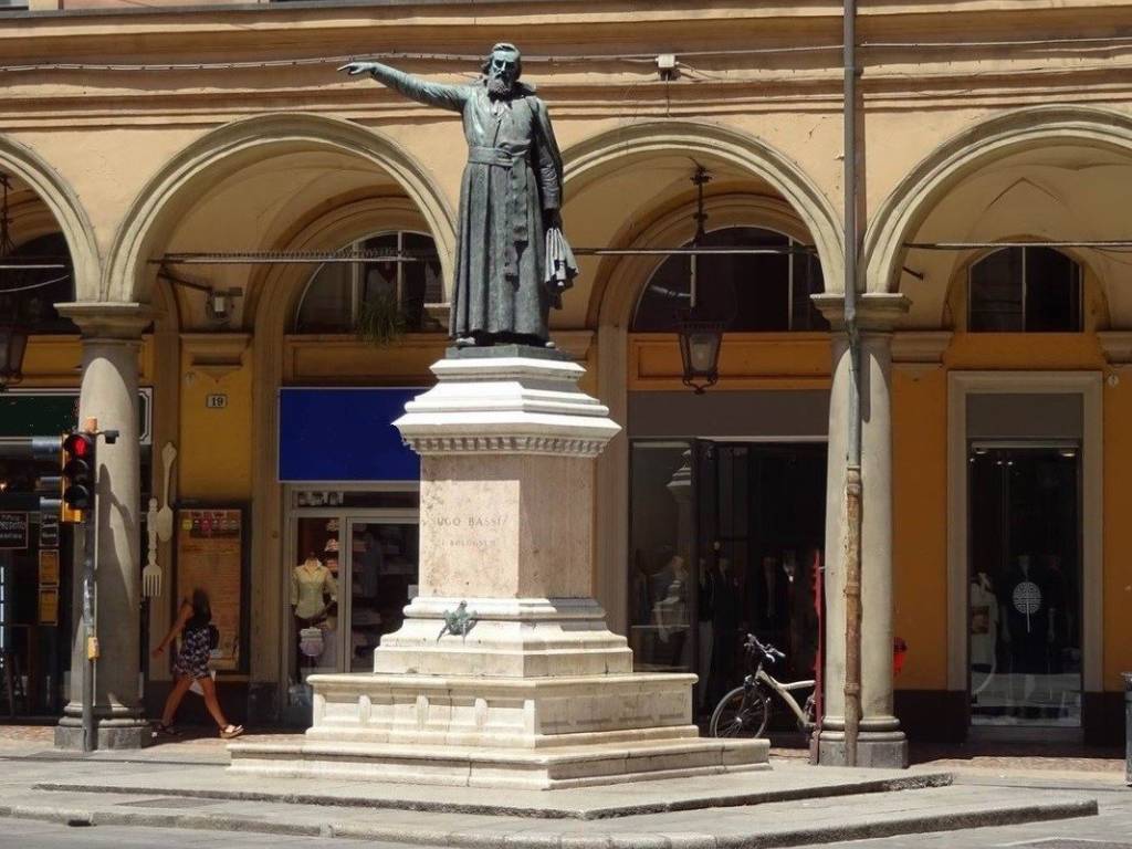 Attività commerciale via ugo bassi, centro storico, bologna